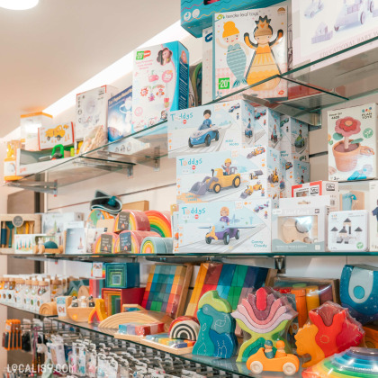 Rayons de jouets et accessoires colorés pour enfants au magasin Bébes Graines de Vie à Waimes.