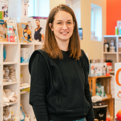 Portrait d’une conseillère au magasin Bébes Graines de Vie à Waimes – spécialiste des produits pour bébés.