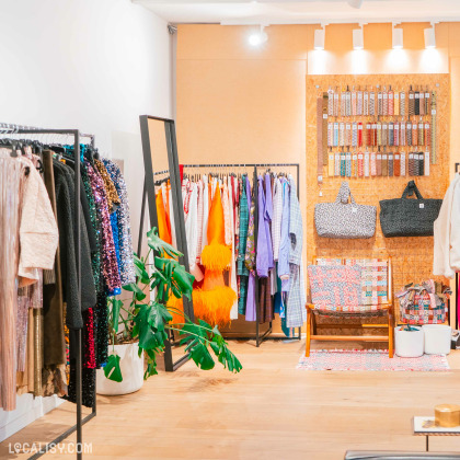 Intérieur du magasin Arnaud Concept Couture à Battice – vêtements sur mesure et accessoires.