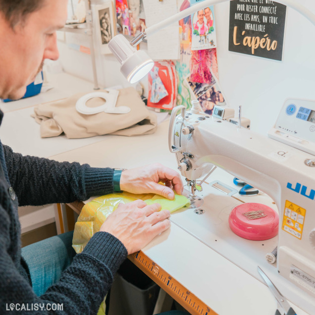 Atelier de couture chez Arnaud Concept Couture à Battice – création sur mesure.