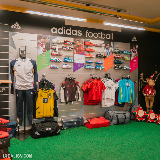 Rayon chaussures et équipements pour le football dans le magasin Foot 2000 à Waimes.