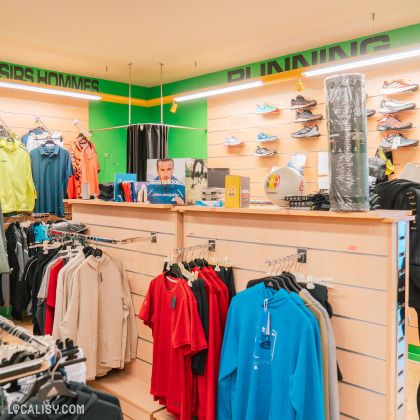 Comptoir et espace chaussures de running dans le magasin Foot 2000 à Waimes.