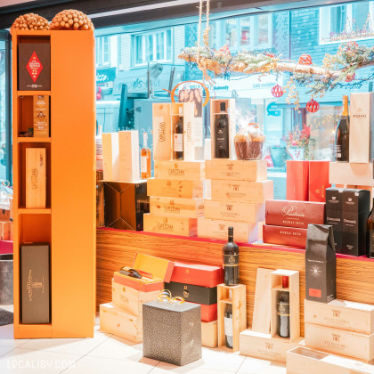 Vitrine avec coffrets cadeaux et produits italiens chez Club Vinitaly à Malmedy.