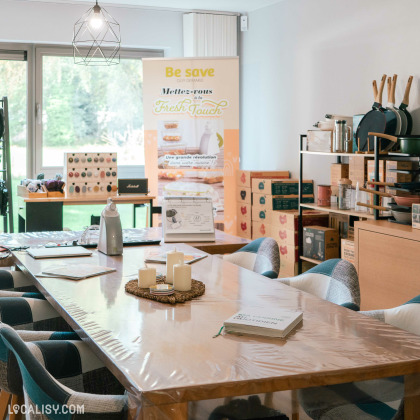 Présentation d'articles colorés et originaux dans L’Appart Concept Store, avec des assiettes, mugs et accessoires aux motifs variés et éco-responsables.