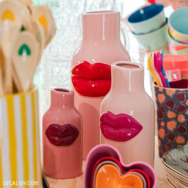 vases originaux en céramique rose ornés de lèvres rouges et fuchsia, exposés dans L’Appart Concept Store. Un exemple de l'artisanat unique et des articles design proposés en boutique.