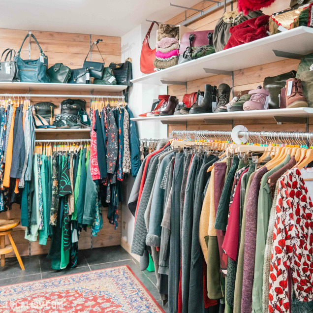 Rayons de vêtements et sacs pour femmes chez Canopée, boutique de seconde main à Malmedy.