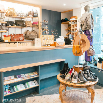 Comptoir et présentoirs d’accessoires dans la boutique Canopée à Malmedy, dédiée à la mode féminine d’occasion.