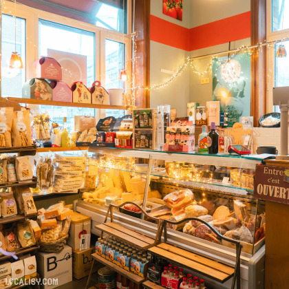 Comptoir de fromages et charcuteries dans l'épicerie italienne Bel Gusto à Stavelot.