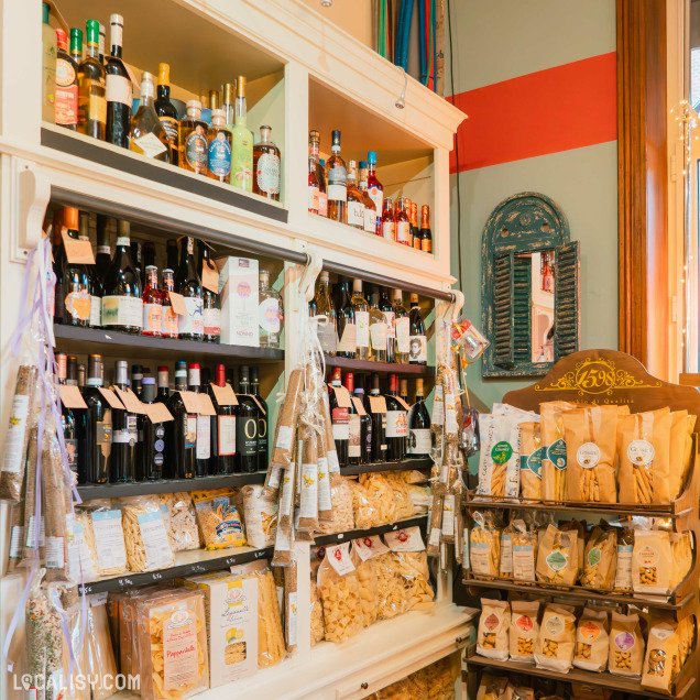 Rayons de vins et pâtes artisanales chez Bel Gusto, épicerie italienne à Stavelot.