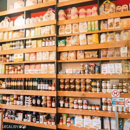 Étagères de produits italiens dans l'épicerie Bel Gusto à Stavelot.