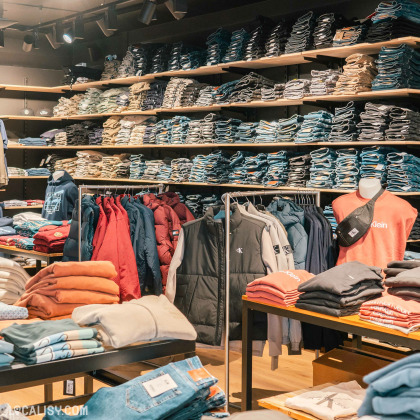 Intérieur du magasin Diabolo Megastore à Fléron avec un large choix de jeans et vêtements pour hommes.