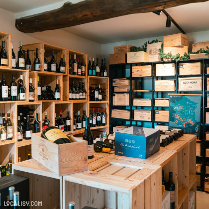 Magasin de vins et spiritueux Les Vignes en Ville à Beaufays – intérieur avec bouteilles de vin exposées sur des étagères en bois.