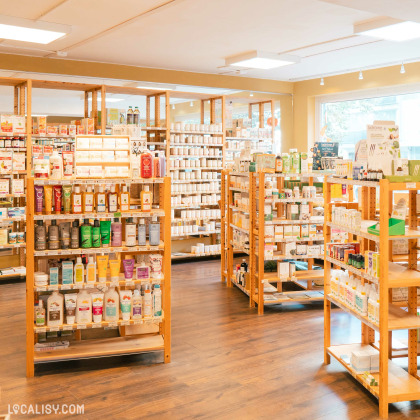 Intérieur du magasin Espace du Bien-Être à Spa, rayons de cosmétiques bio et compléments alimentaires.