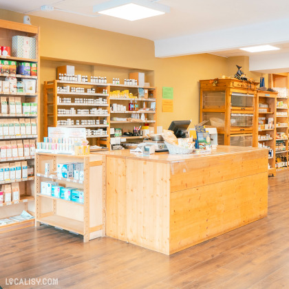 Comptoir d'accueil du magasin Espace du Bien-Être à Spa avec des produits naturels et bio.