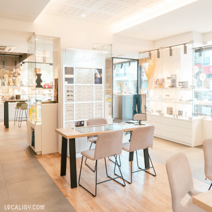 Intérieur moderne du magasin Dechamps à Flémalle, spécialisé en optique et bijouterie.