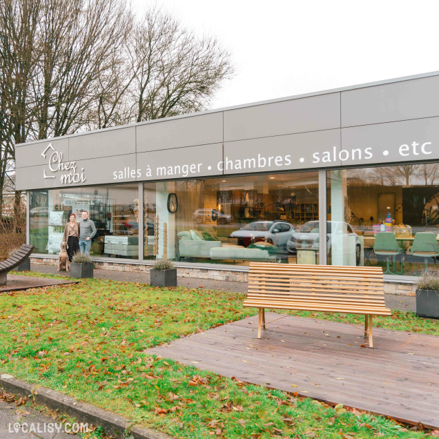 Magasin Chez Moi, Meubles et Déco à Waimes, présentation de l'extérieur du magasin avec les propriétaires.