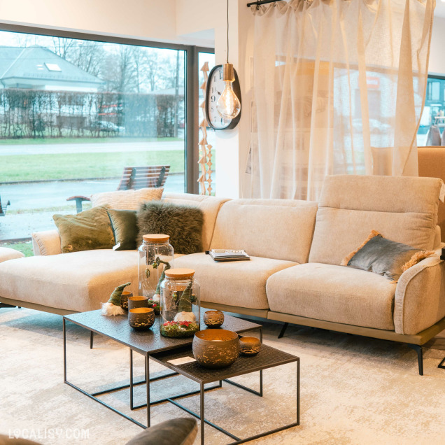 Intérieur du magasin Chez Moi, Meubles et Déco à Waimes, mettant en avant un salon moderne avec des décorations tendance.