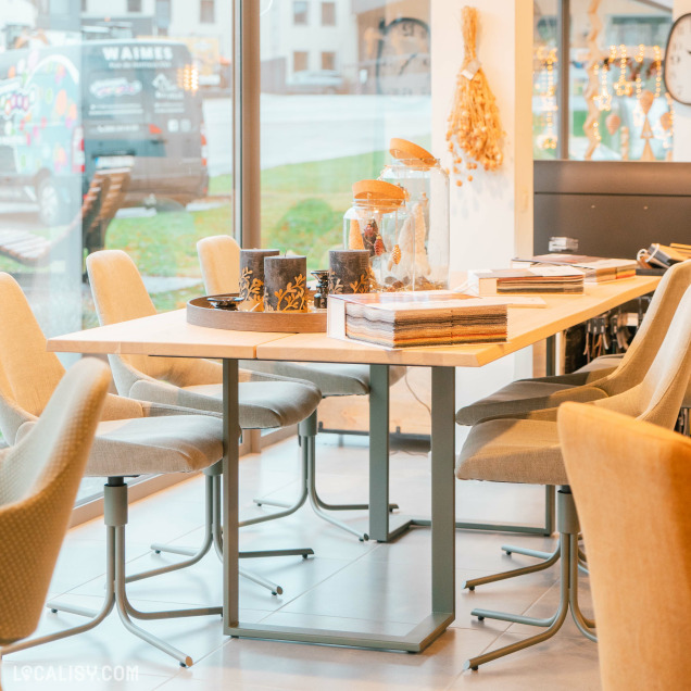 Espace de salle à manger dans le magasin Chez Moi, Meubles et Déco à Waimes, avec une table élégante et des chaises confortables.