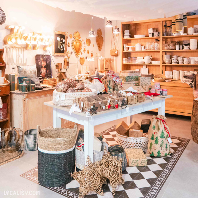 Vitrine du magasin Chez Moi, Meubles et Déco à Waimes, mettant en avant des meubles et accessoires de décoration pour la maison.