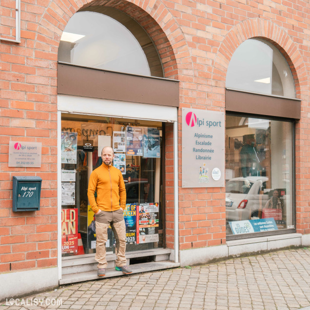 Devanture du magasin Alpi Sport à Liège, spécialisé en alpinisme, escalade et randonnée.