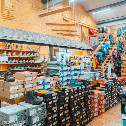 Magasin de randonnée Alpi Sport à Liège avec un large choix de chaussures et équipements de marche.