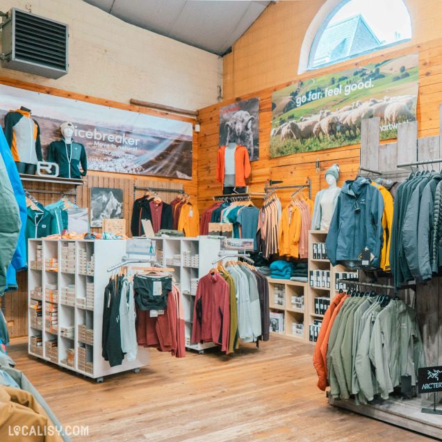 Magasin Alpi Sport à Liège avec des équipements pour l'escalade et l'alpinisme.