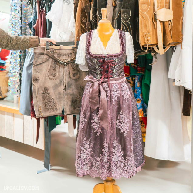 Vêtements de fête à Costumes et Confettis à Waimes, incluant des costumes pour l'Oktoberfest.