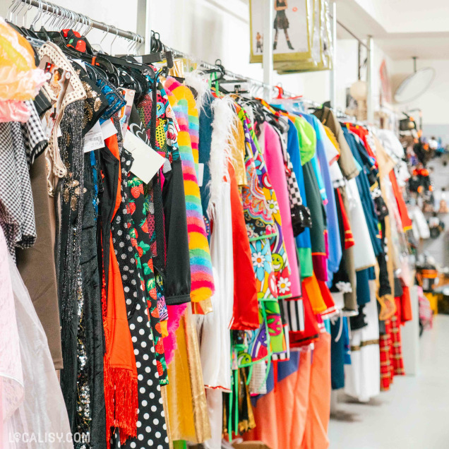 Costumes et Confettis à Waimes, magasin de location et vente de costumes festifs et traditionnels.