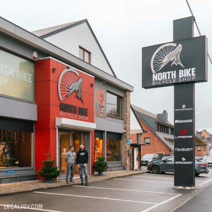 Vue extérieure du magasin The North Bike à Stavelot, spécialisé dans les vélos et équipements.