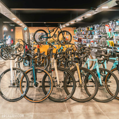 Espace d'exposition de vélos chez The North Bike à Stavelot, proposant des modèles variés.