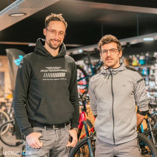 Deux membres de l'équipe The North Bike à Stavelot dans leur espace d'exposition de vélos.