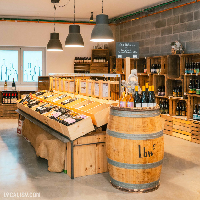 Sélection de vins naturels et bières locales au magasin d'alimentation bio Le Bon Wagon à Malmedy.