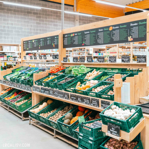 Rayon fruits et légumes frais au magasin d'alimentation bio Le Bon Wagon à Malmedy.