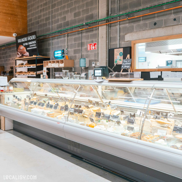 Comptoir de fromages et charcuteries au magasin d'alimentation bio Le Bon Wagon à Malmedy.