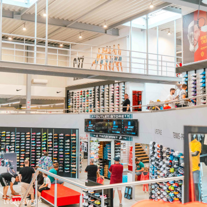 Vue d’ensemble du magasin MJ Sport à Rocourt avec sa grande collection de chaussures.