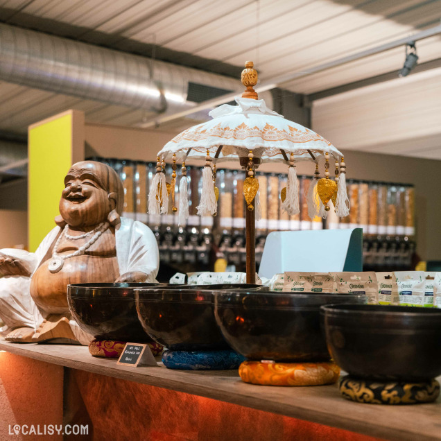 Exposition de produits zen et décoratifs dans le magasin Bio Zen à Stavelot.