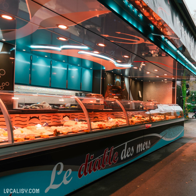 Comptoir réfrigéré avec produits de la mer dans le camion Le diable des Mers à Beaufays.