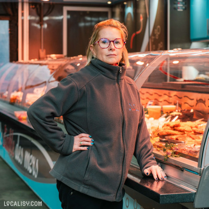 Employée à côté du comptoir du camion de la poissonnerie Le diable des Mers à Beaufays.