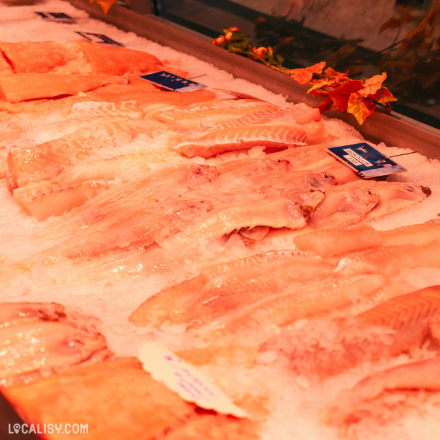 Filets de poissons frais exposés sur glace au camion Le diable des Mers à Beaufays.