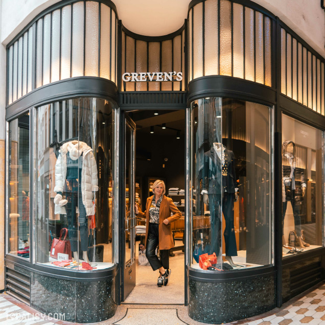 Façade élégante du magasin de vêtements pour femme Greven’s à Liège.