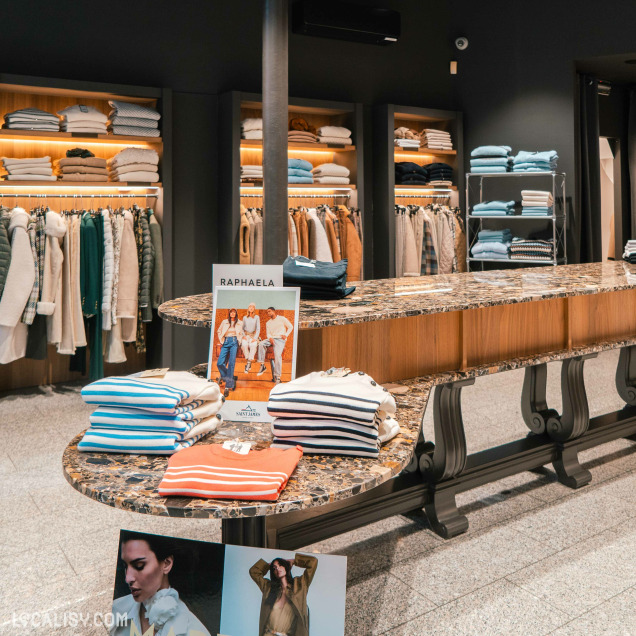 Table de présentation et rayons au magasin de vêtements Greven’s à Liège.