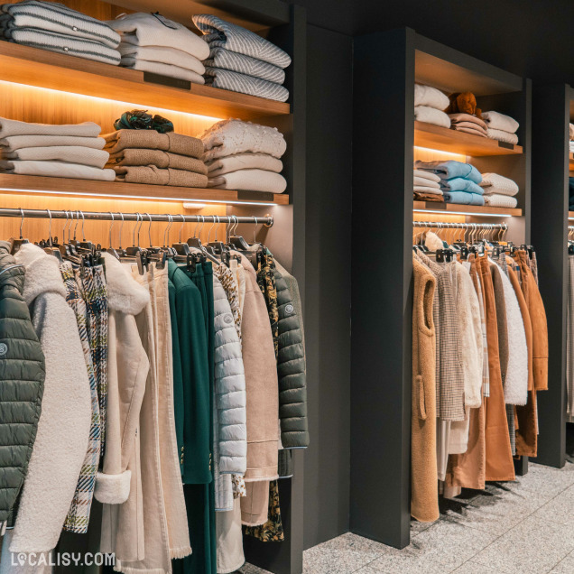 Rayons de vêtements élégants au magasin Greven’s à Liège.