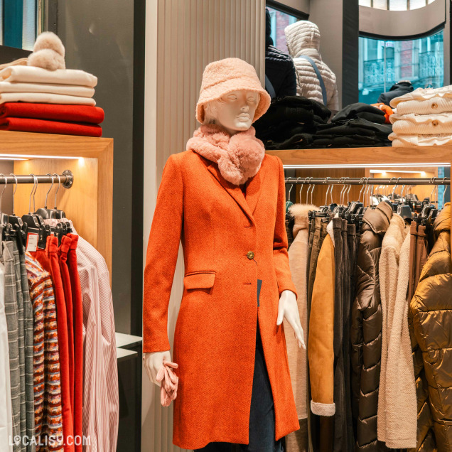 Présentation d’un mannequin habillé dans le magasin de vêtements Greven’s à Liège.