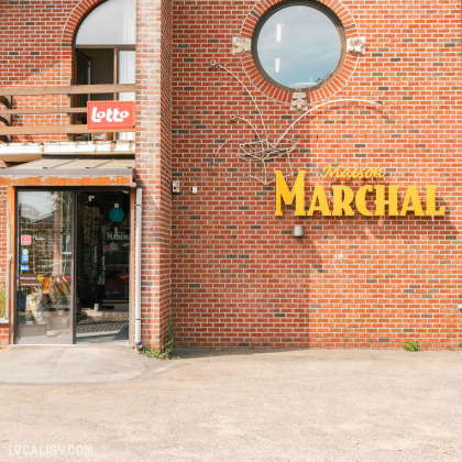 Façade du magasin de déguisements Maison Marchal à Oupeye.