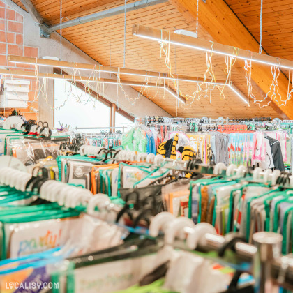 Vue rapprochée des costumes au magasin Maison Marchal à Oupeye.