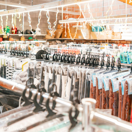 Rayon de déguisements variés au magasin Maison Marchal à Oupeye.