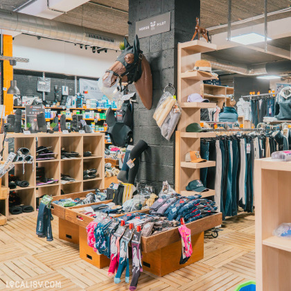 Présentation des rayons avec matériel et vêtements équestres au magasin Sellerie Eldorado à Chênée.