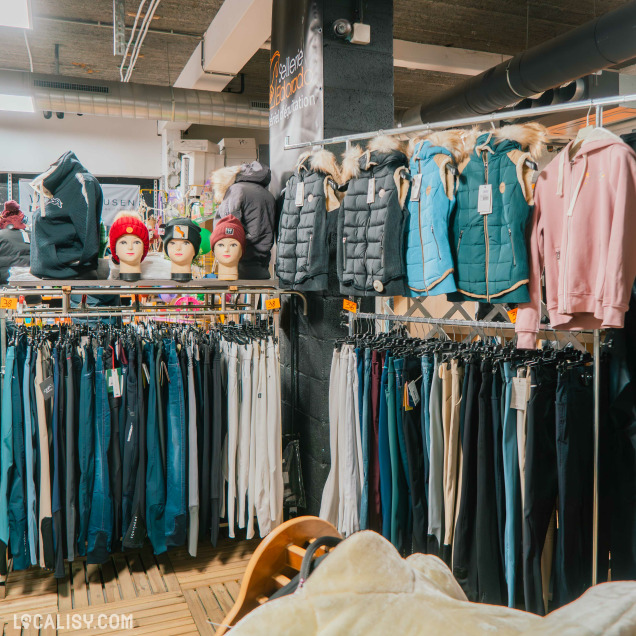 Présentation de vêtements et accessoires d'équitation au magasin Sellerie Eldorado à Chênée.