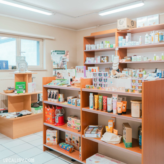 Intérieur du magasin Énergie Bio à Heusy, avec des étagères garnies de produits cosmétiques naturels et bio, ainsi qu'un coin dédié au bien-être.