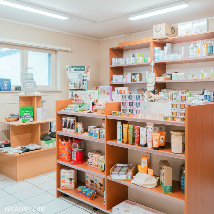 Intérieur du magasin Énergie Bio à Heusy, avec des étagères garnies de produits cosmétiques naturels et bio, ainsi qu'un coin dédié au bien-être.